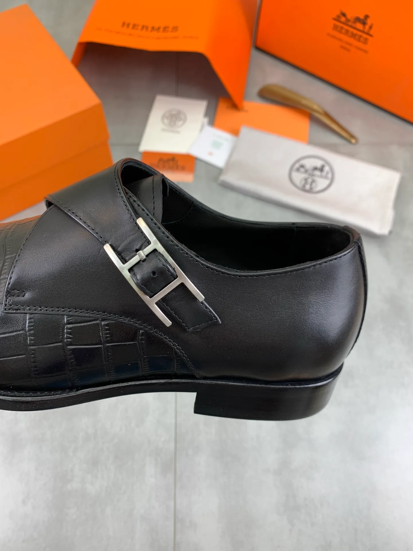 Factory price P940 💰💎💎💎 Original genuine leather outsole Brand: Hermès Grade: Same as the official website Original quality materials: Original soft calfskin Water-dyed cowhide lining Original Italian genuine leather outsole Style categories: Men's fashion Formal casual leather shoes Slip-on men's shoes series Young fashion European and American trends British style Code number: 39-45 (38.46 can be customized)